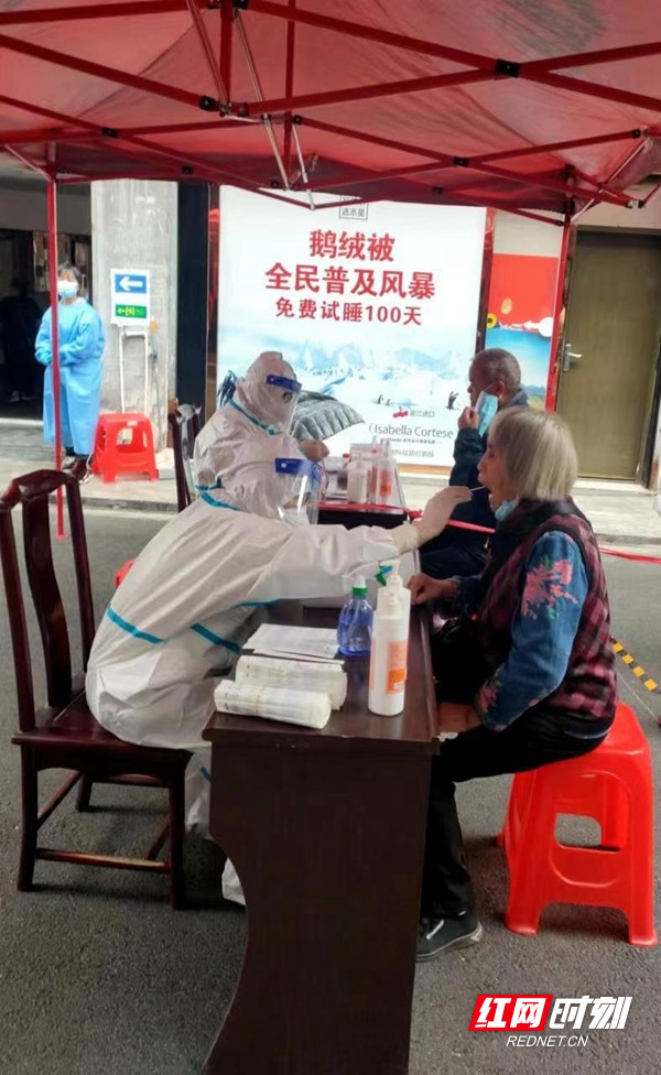 医务人员正在为市民做核酸检测。.jpg