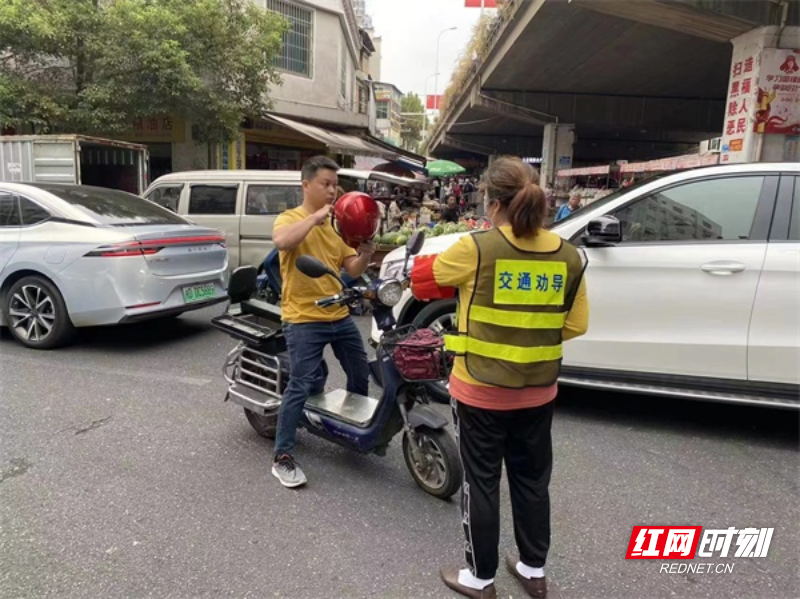 图六燕东社区交通宣导员到辖区路段开展交通劝导（杨小妮  摄）.jpg