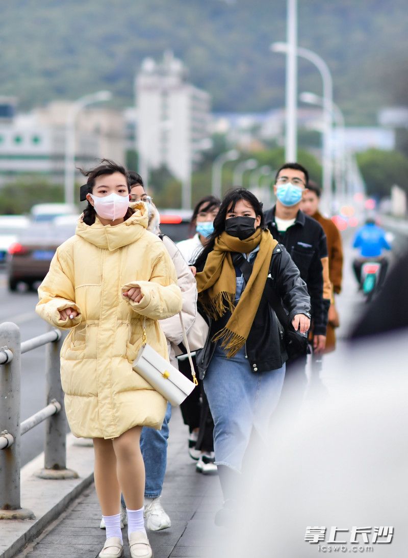 长沙市橘子洲大桥上，市民穿上棉袄围上围巾“全副武装”出行。均为长沙晚报全媒体记者 邹麟 摄