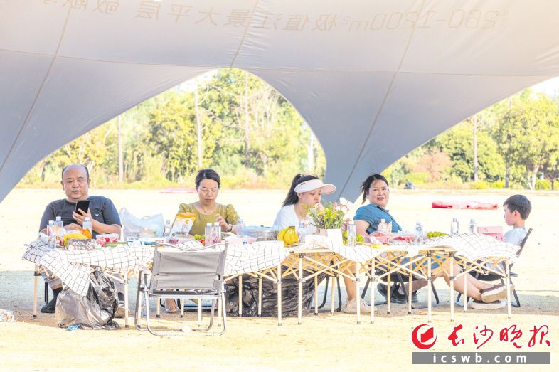 　　国庆假期，众多市民游客选择前往长沙湘江边露营休闲。　　长沙晚报全媒体记者 董阳 邓迪 摄影报道