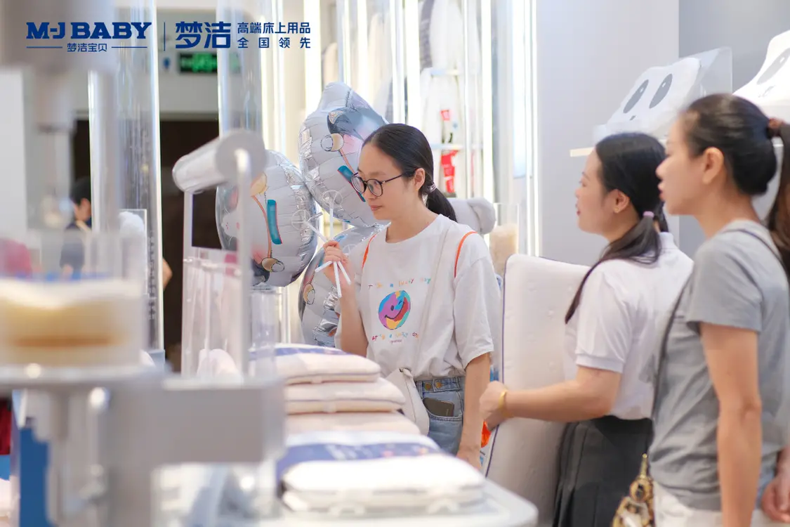 (专业分阶枕芯理念引发消费者现场咨询热情)