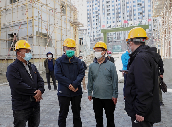 图为次仁平措一行在施工现场了解工程进度情况_副本.jpg
