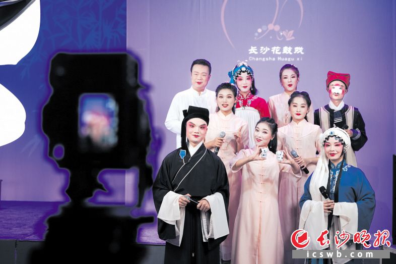 　　长沙市花鼓戏保护传承中心在抖音平台开启文化惠民网络直播演出。长沙晚报全媒体记者 易亿 摄