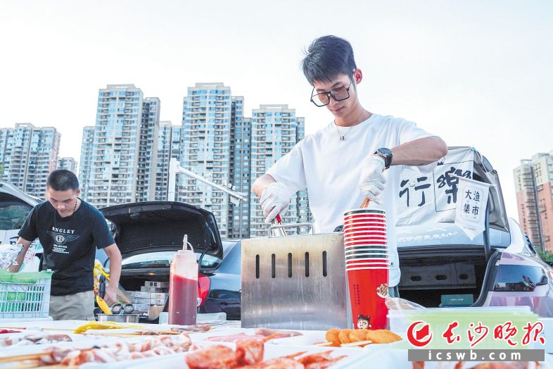 　　与传统的地摊经济不同，年轻人的加入，带给人们不一样的消费体验，也吸引着不少顾客驻足流连。　　长沙晚报全媒体记者 易亿 摄