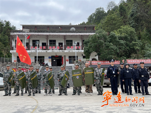 宁远县公安局组织开展“快反135”反恐防暴演练1_副本500.jpg