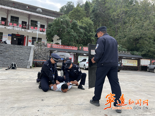 宁远县公安局组织开展“快反135”反恐防暴演练2_副本500.jpg