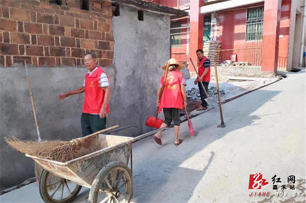 图为峰塘村组织志愿者开展卫生清洁.jpg