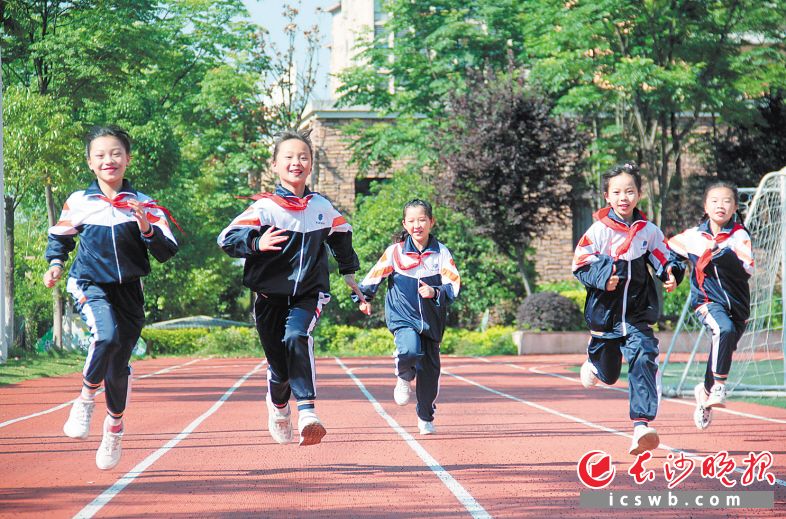 　　仰天湖中建小学学生在操场奔跑。长沙市教育局供图