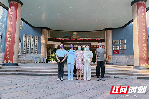 学生合影.jpg
