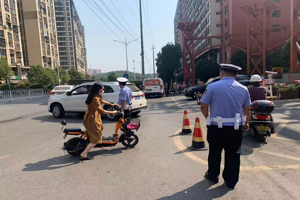 天心区交警十一中队在怡海小区入口处进行交通整治.png