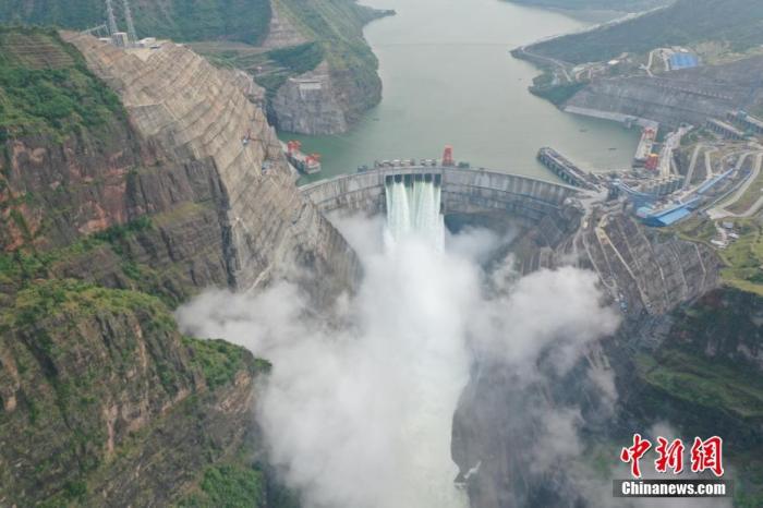 白鹤滩水电站俯瞰图。白鹤滩水电站是当今世界在建规模最大、技术难度最高的水电工程，装机容量1600万千瓦，多年平均发电量约624.43亿千瓦时。 水电四局 供图