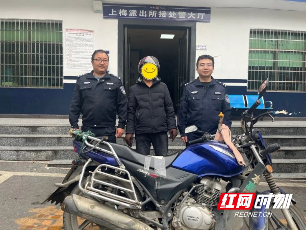 民警将追回的摩托车发还给失主jpeg_副本.jpg