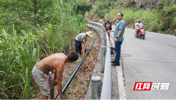 桑植县沙塔坪乡在庙咀河至集镇路段铺设临时输水管道.png