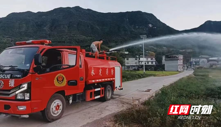 永定区配发乡镇消防车到田间地头应急送水服务.png