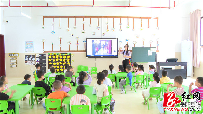 新开镇中心幼儿园教室里新添置了电视机.jpg