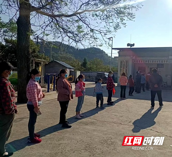 村民有序排队进行核酸检测。.jpg