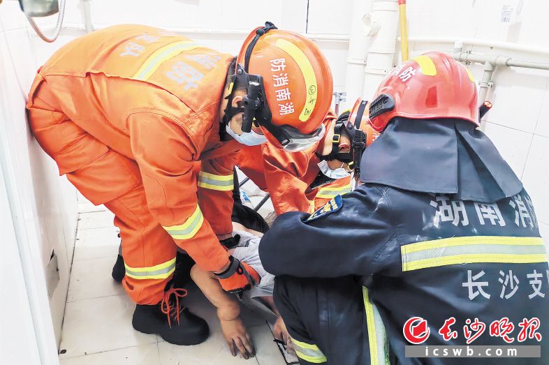 　　狭小的救援空间内，消防救援人员实施救援，将被困男子手臂拉出来。雨花消防供图