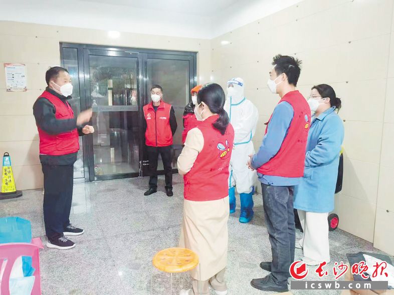 　　杨士泉（左）为志愿者提供具体业务指导。受访者供图