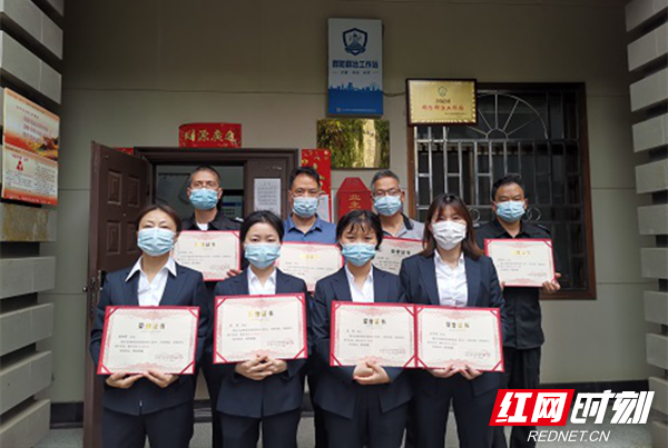 8名同志被金盆岭街道授予“最美志愿者”称号_副本.png