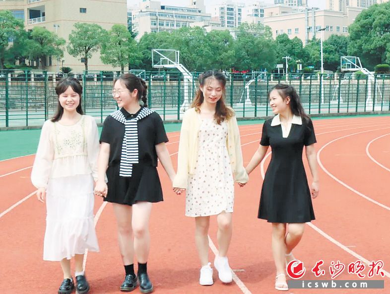 　　四名女生考研上岸，从左至右分别为白雯会、张好、江佳红、陆光琴。受访者供图