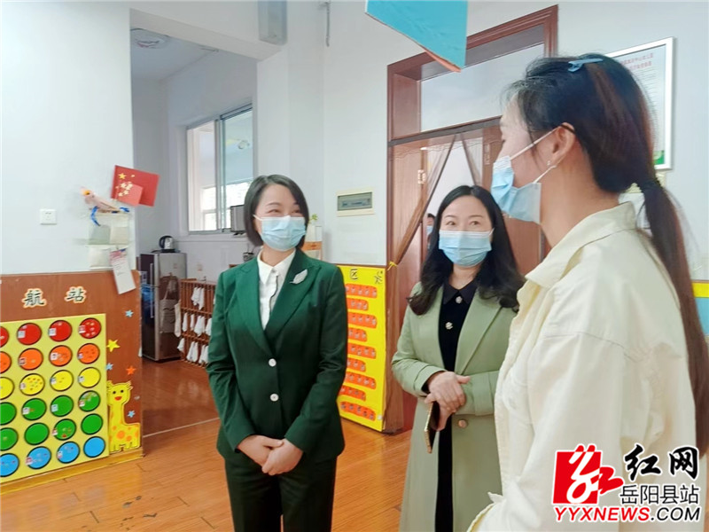 宋华在中心小学了解校园安全等情况.jpg