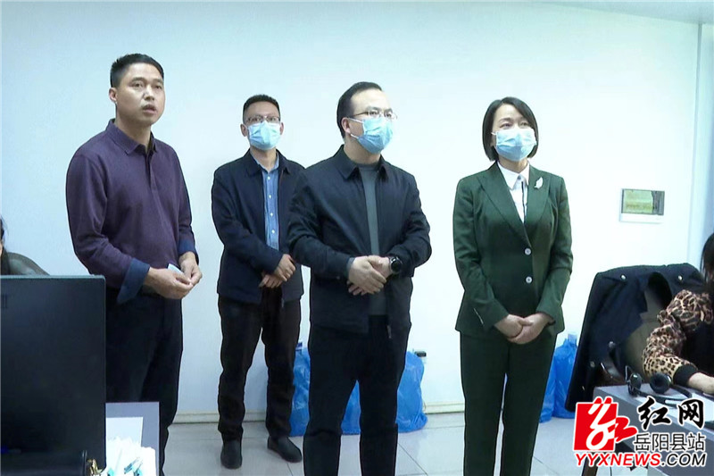 宋华在校车办了解校车安全管理情况.jpg