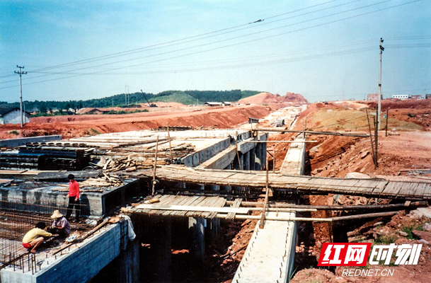 建设中的长永高速。拍摄于1993年.png