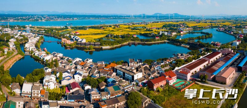 从打赢脱贫攻坚战到接续奋斗乡村振兴，农业更强、农村更美、农民更富的乡村振兴画面徐徐展开。图为湘江之滨的靖港古镇。长沙晚报全媒体记者 邹麟 摄