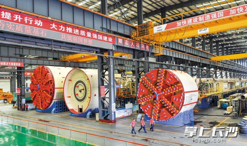 十年来，我们坚持把制造业作为立市之本、强市之基，坚定不移建设制造强市、打造国家重要先进制造业高地，构建起支撑高质量发展的现代产业体系，图为铁建重工盾构机生产车间。长沙晚报全媒体记者 邹麟 摄