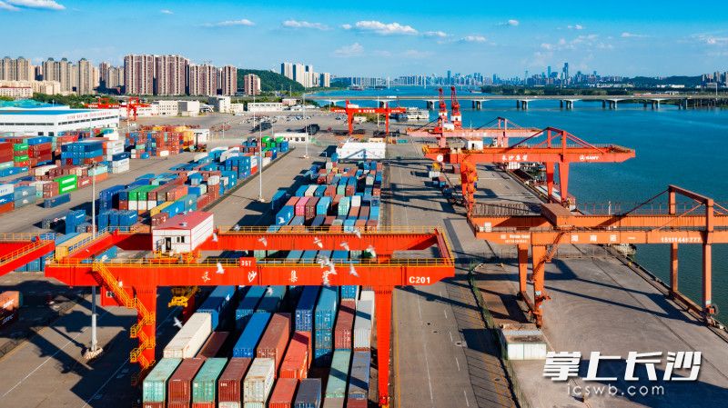 “水、陆、空、铁”放射状开放通道持续拓宽，长沙入围全国综合交通枢纽城市、国际区域性邮政快递枢纽城市。长沙晚报全媒体记者 邹麟 摄