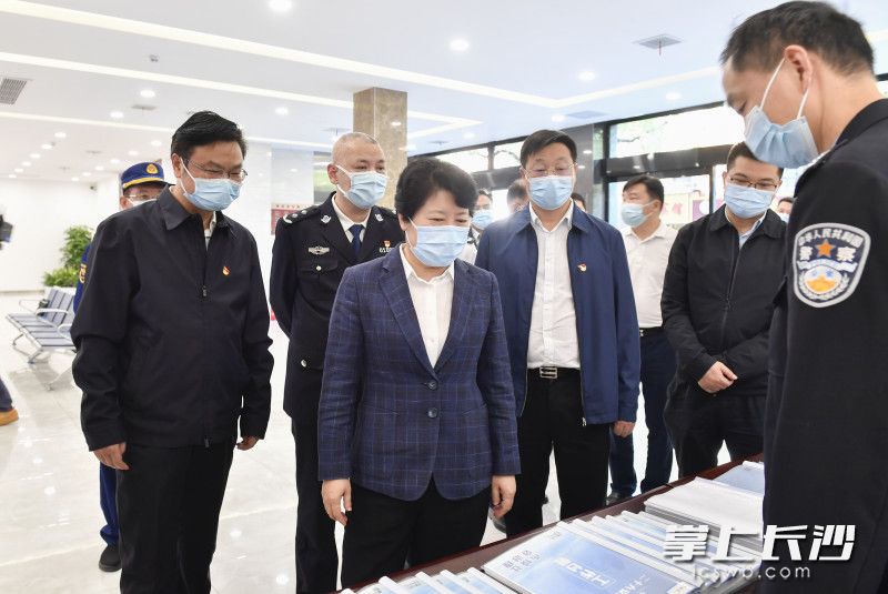 吴桂英在天心区城南路街道办事处检查督导社区治理和治安防控、信访积案化解等工作。