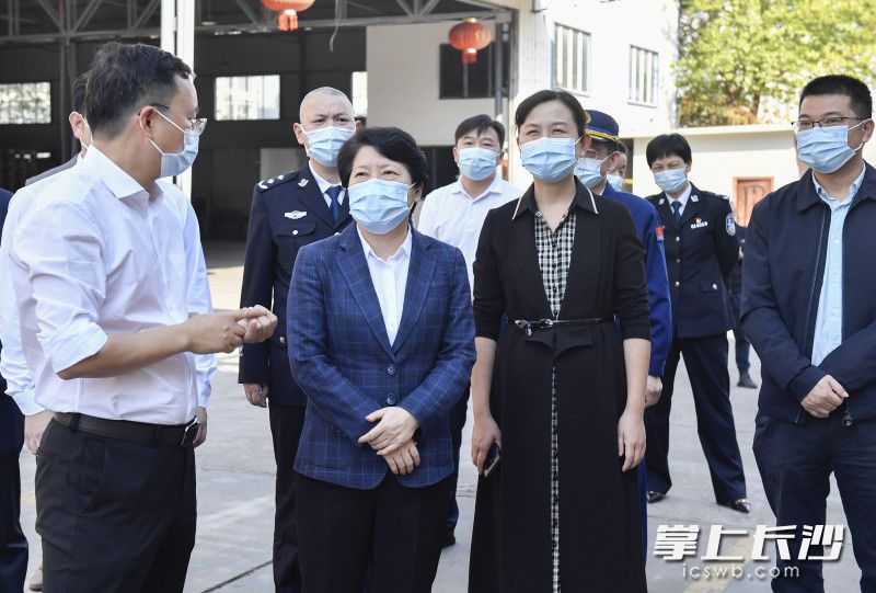 10月14日下午，省委常委、市委书记吴桂英在雨花经开区湖南正大轻科有限公司检查督导企业安全生产工作。均为长沙晚报全媒体记者 余劭劼 摄