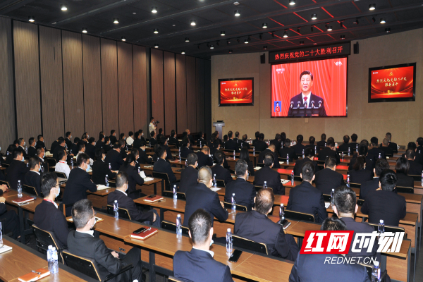 1-中车株洲电机公司高中层领导干部集中收看二十大开幕会.jpg