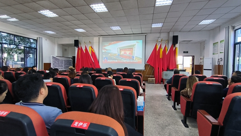 8通道礼雅小学集中收看中国共产党第二十次全国代表大会开幕会盛况 (2).jpg