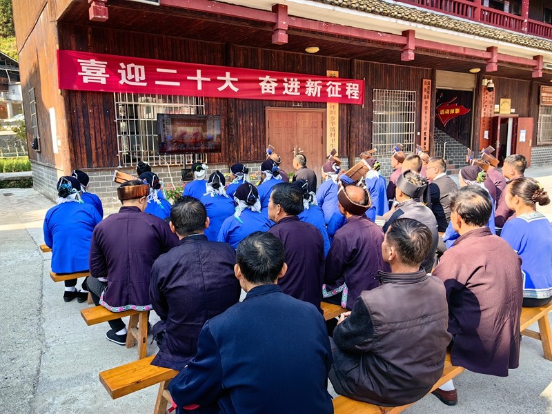 坪坦村乡半坡村收看党的二十大开幕半坡村收看党的二十大开幕+(3).jpg