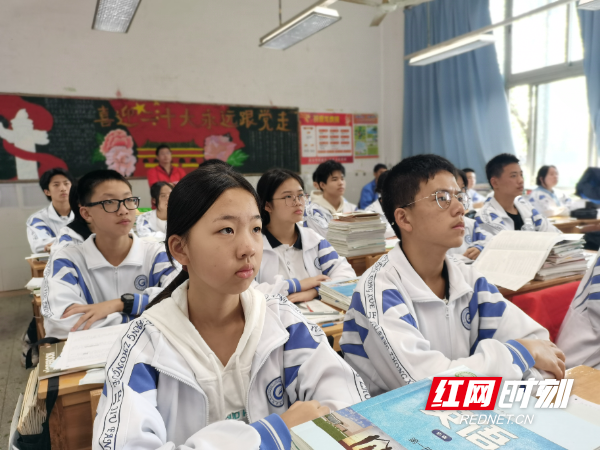 株洲市九方中学组织学生收看党的二十大开幕会。.jpg