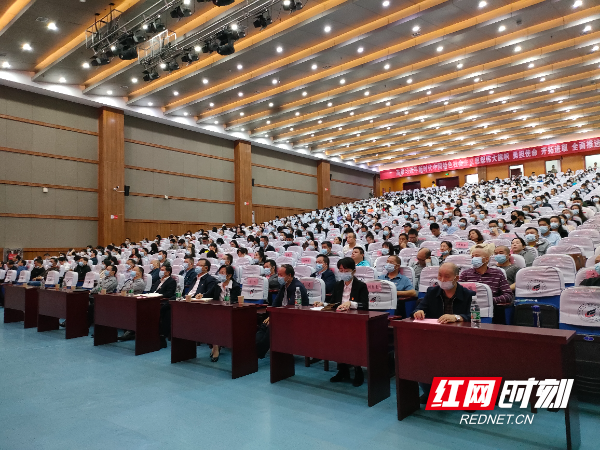 湖南化工职业技术学院组织670名教职工，16900名学生在学校大礼堂、会议室、党员活动室、教室等103个场所集中收看大会直播。.jpg