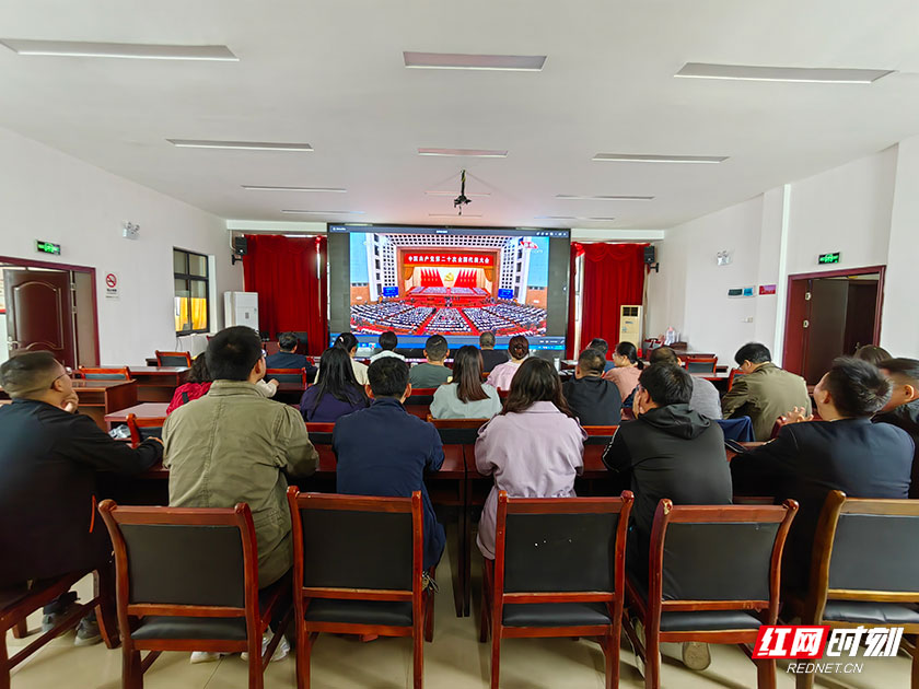 张家界市工信局集中收看中国共产党第二十次全国代表大会开幕会.jpg