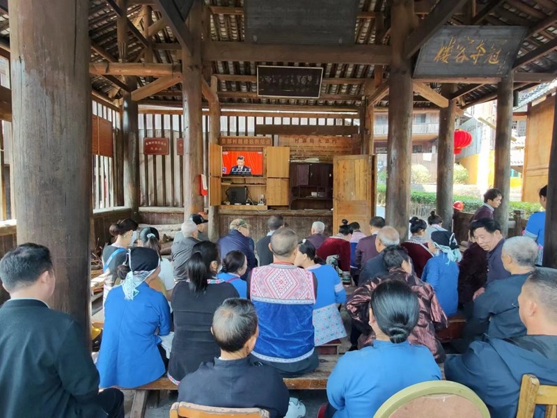 坪坦乡皇都村组织党员群众在鼓楼集中收听收看中国共产党第二十次全国代表大会开幕会盛况.jpg