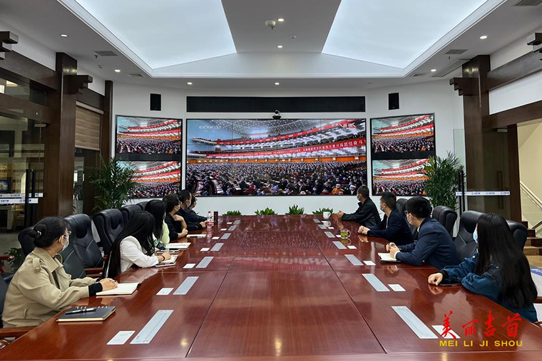 图集 吉首市干部群众积极收看党的二十大开幕会16.jpg