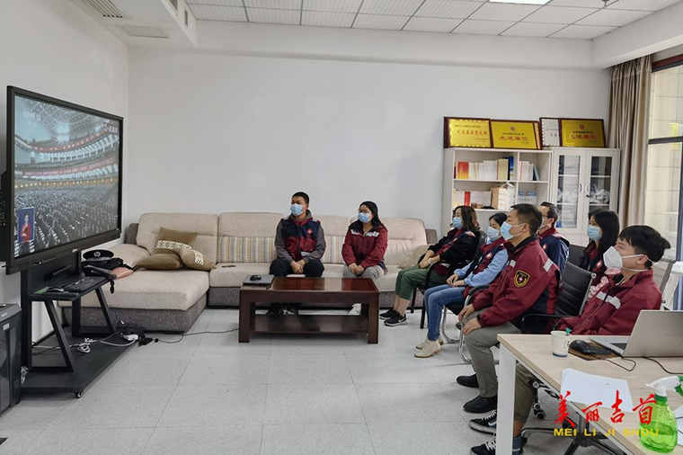 图集 吉首市干部群众积极收看党的二十大开幕会12.jpg