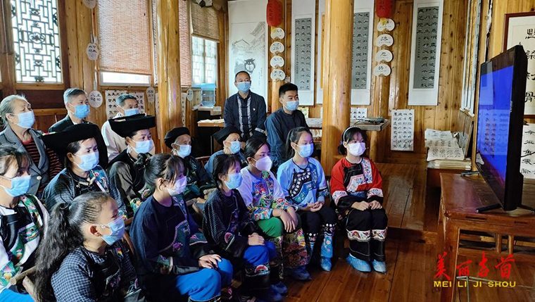 图集 吉首市干部群众积极收看党的二十大开幕会3.jpg