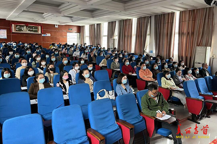 图集 吉首市干部群众积极收看党的二十大开幕会23.jpg