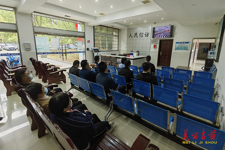图集 吉首市干部群众积极收看党的二十大开幕会15.jpg