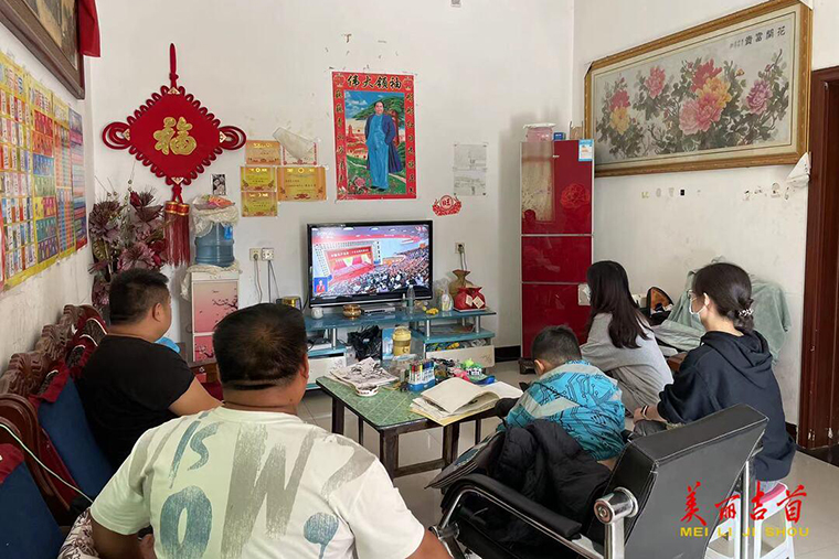 图集 吉首市干部群众积极收看党的二十大开幕会19.jpg