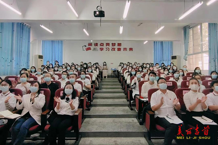 图集 吉首市干部群众积极收看党的二十大开幕会24.jpg