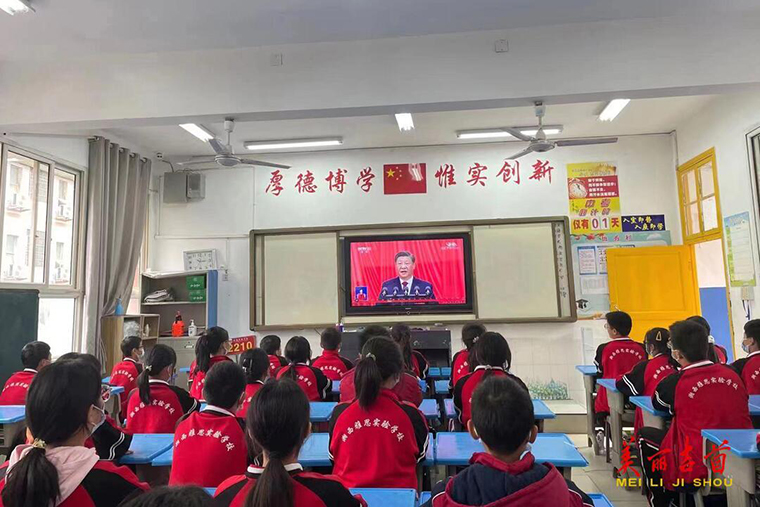 图集 吉首市干部群众积极收看党的二十大开幕会21.jpg