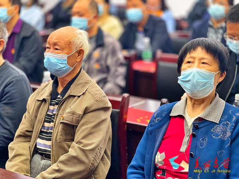 图集 吉首市干部群众积极收看党的二十大开幕会10.jpg
