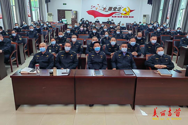图集 吉首市干部群众积极收看党的二十大开幕会14.jpg