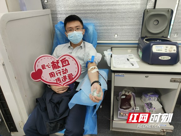 郭俊勇正在献血.wm.jpg